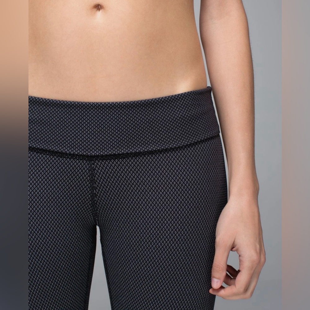 LULULEMON Wunder Under Leggings Roll Down Waist Diamond Dot Black White Size 8 - Picture 5 of 11